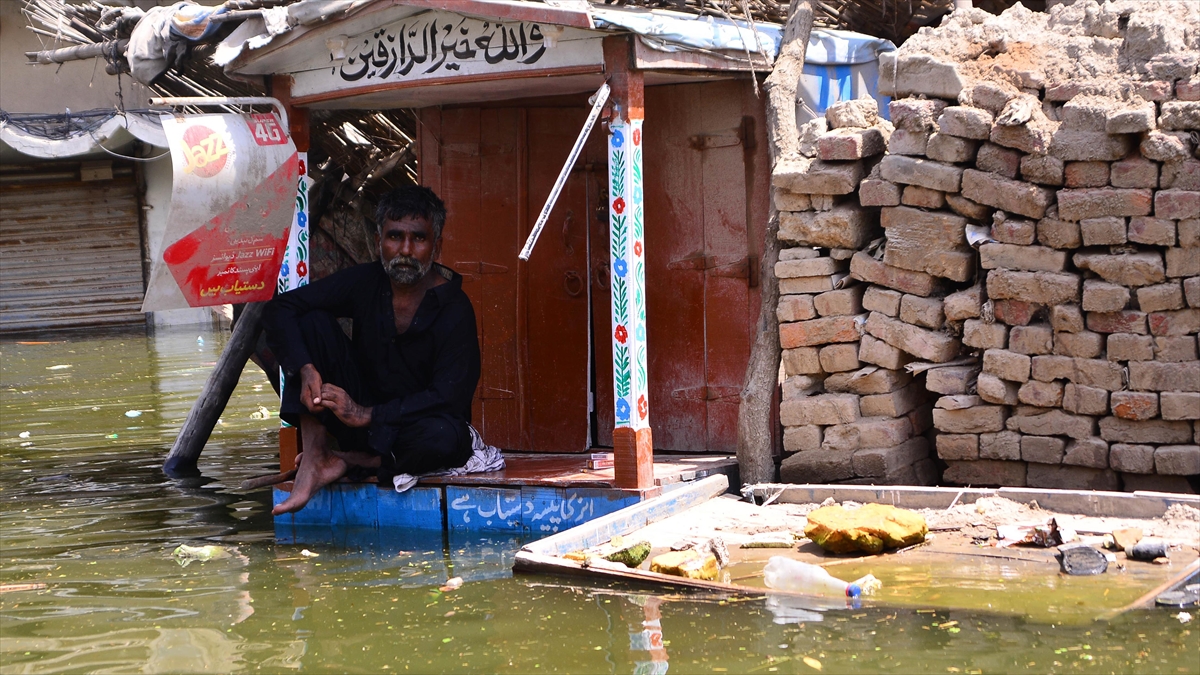 Pakistan’da muson yağmurları sebebiyle ölenlerin sayısı 1355’e çıktı