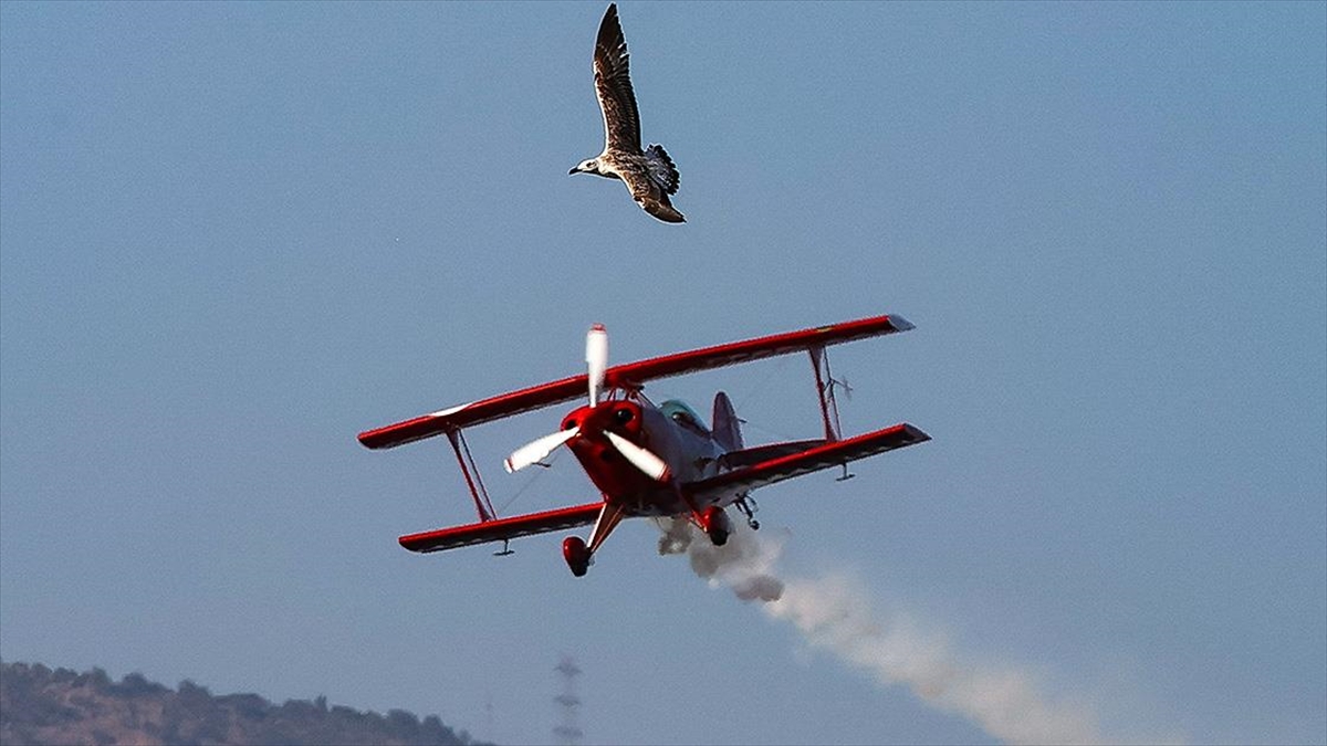 Kadın akrobasi pilotu Semin Öztürk Şener, İzmir’de prova yaptı