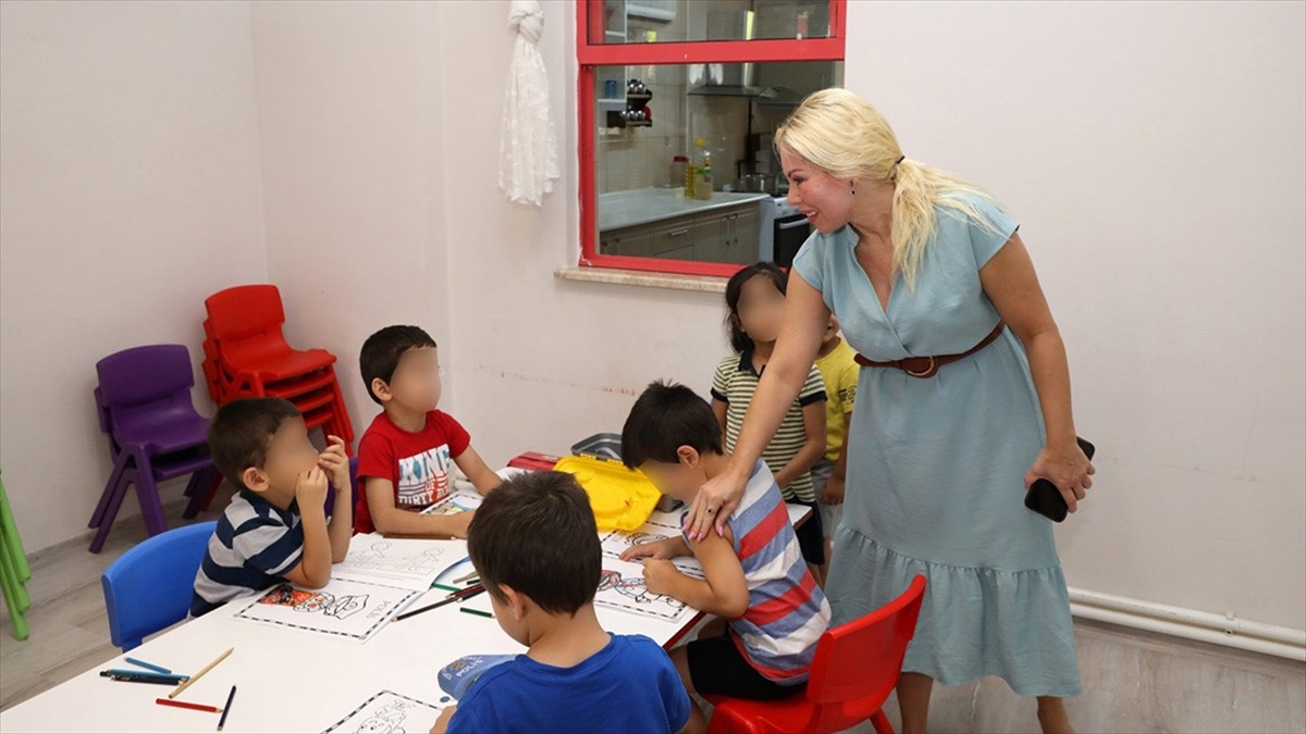 Rektör Özkan, çöp evde bulunup Antalya’da koruma altına alınan çocuğu ziyaret etti