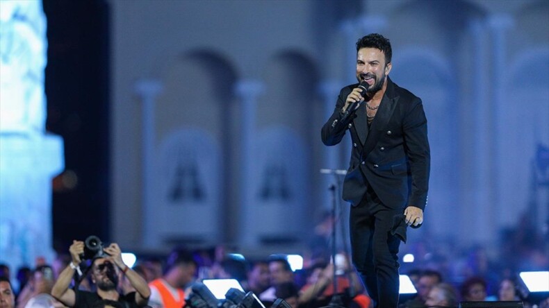 İzmir’in kurtuluşunun 100. yılı etkinliklerinde şarkıcı Tarkan konser verdi