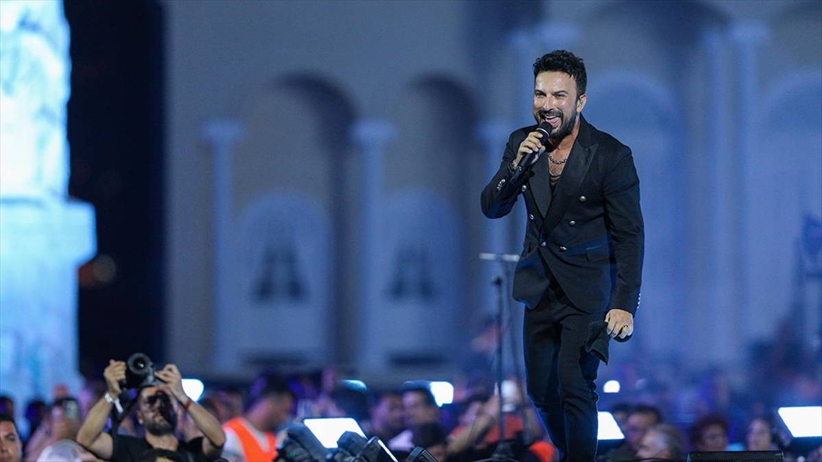 İzmir’in kurtuluşunun 100. yılı etkinliklerinde şarkıcı Tarkan konser verdi