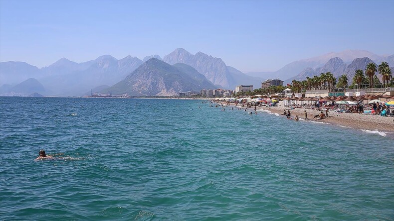 Antalya sahillerinde yoğunluk azaldı