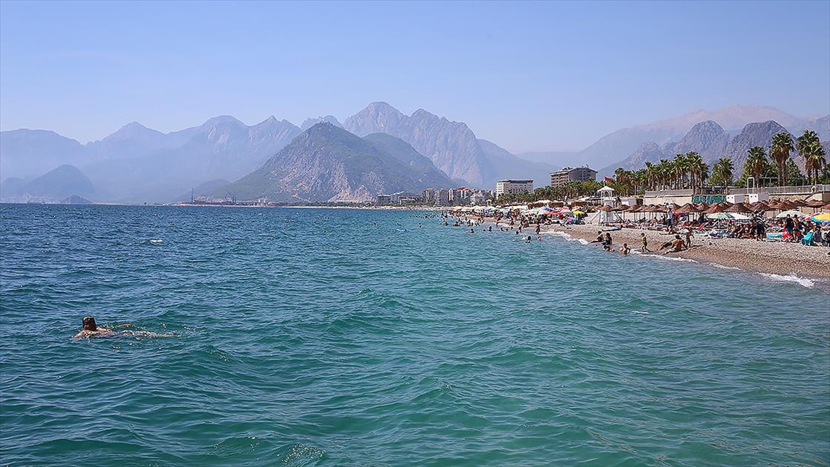 Antalya sahillerinde yoğunluk azaldı