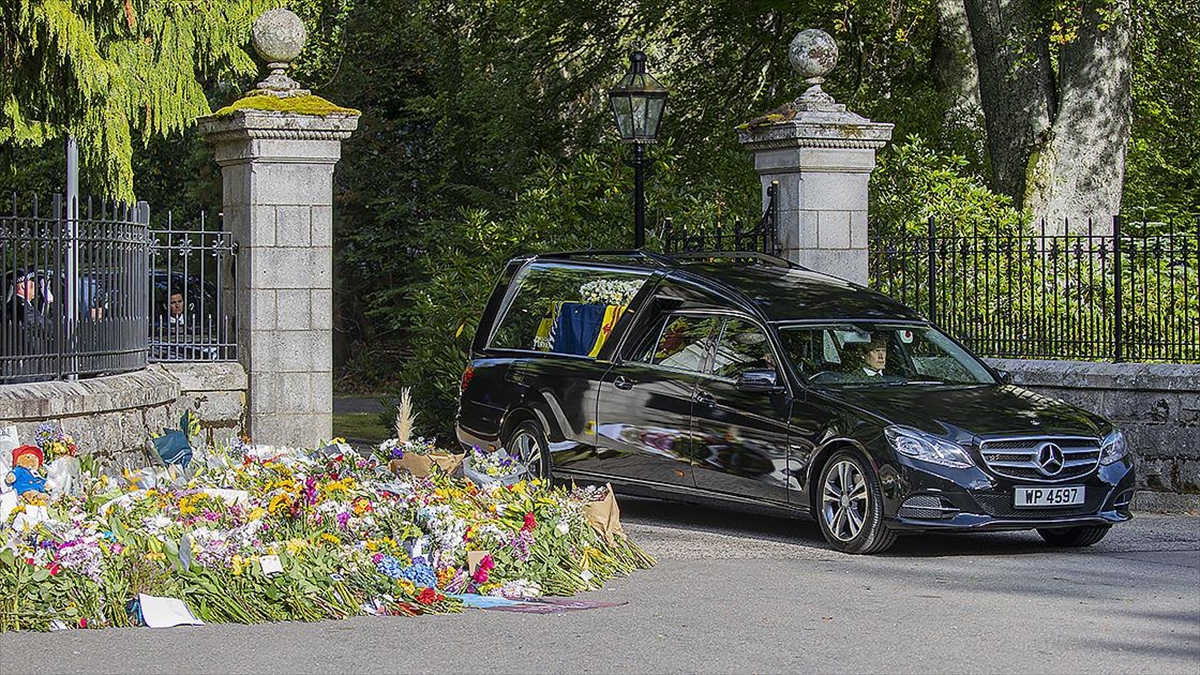 Kraliçe 2. Elizabeth’in cenazesi Balmoral Kalesi’nden Edinburgh’a doğru yola çıktı