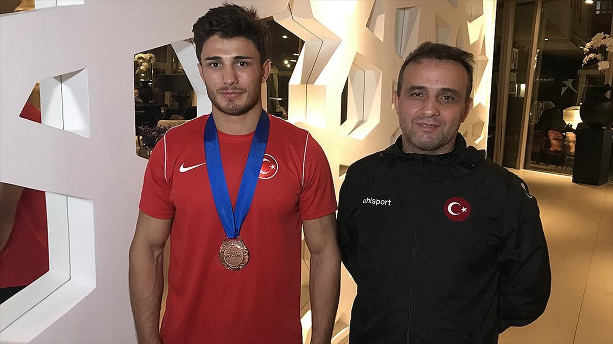 Dünya üçüncüsü Yunus Emre Başar doğuştan güreşçi