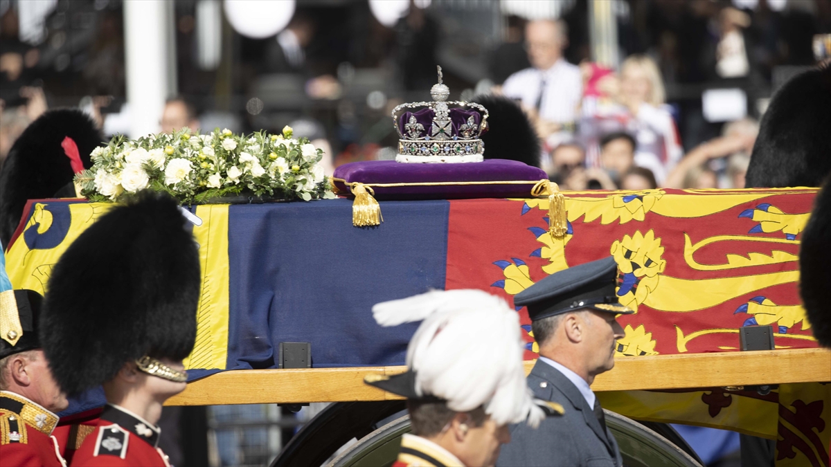 Kraliçe Elizabeth’in naaşı Buckingham Sarayı’ndan Westminster Hall’a getirildi