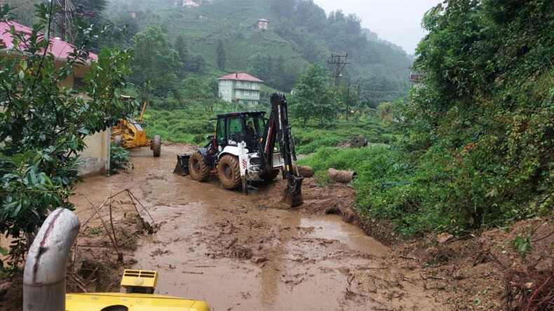 Rize’de şiddetli yağış heyelanlara yol açtı
