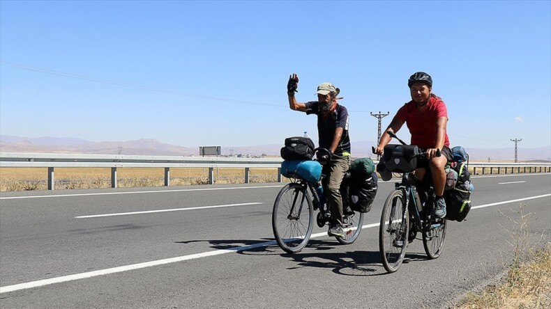 Doğanın korunmasına dikkati çekmek için İstanbul’dan Ağrı’ya pedal çevirdiler