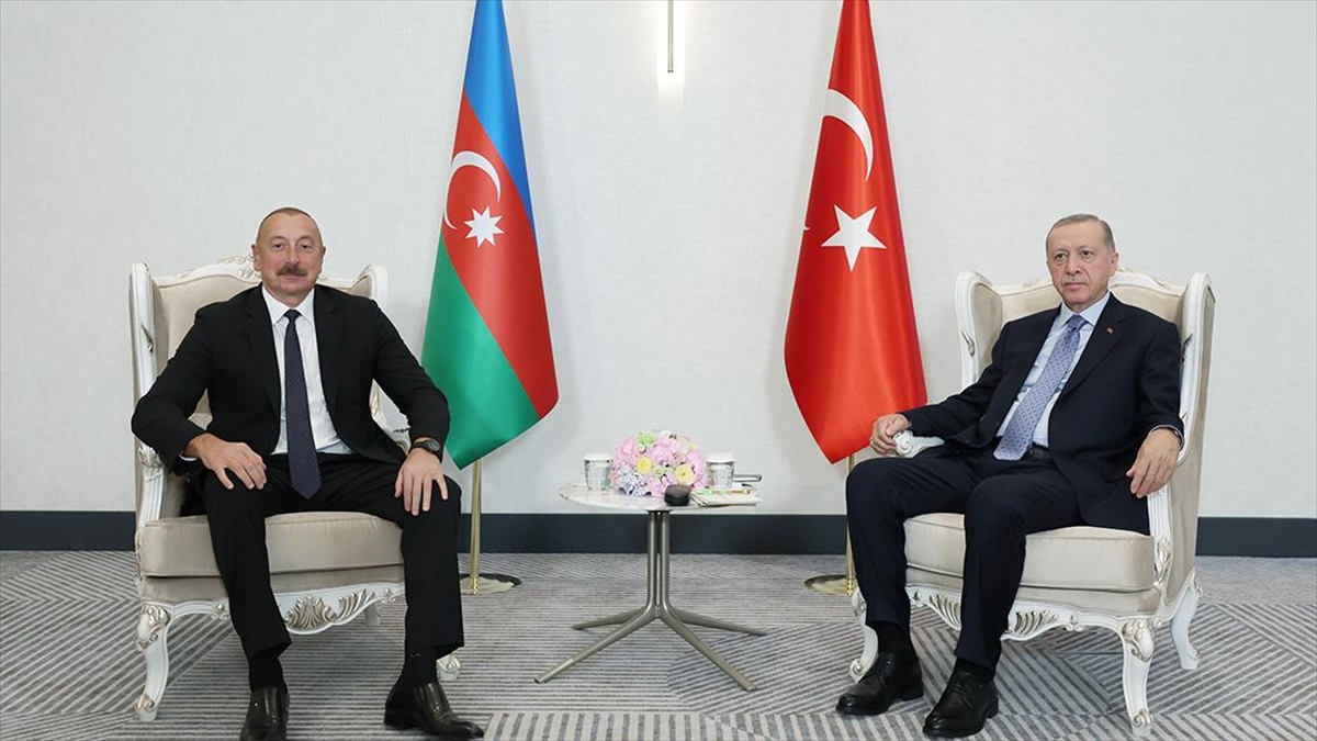 Cumhurbaşkanı Erdoğan, Azerbaycan Cumhurbaşkanı Aliyev ile bir araya geldi