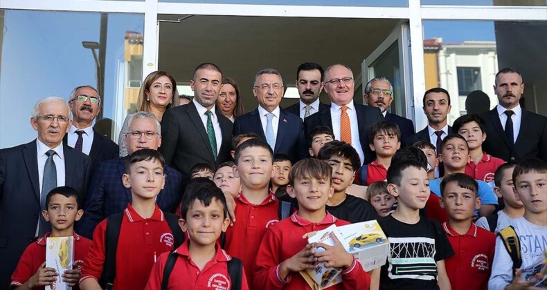 Cumhurbaşkanı Yardımcısı Oktay, Sivas’ta Alibaba Cemevi’ni ziyaret etti