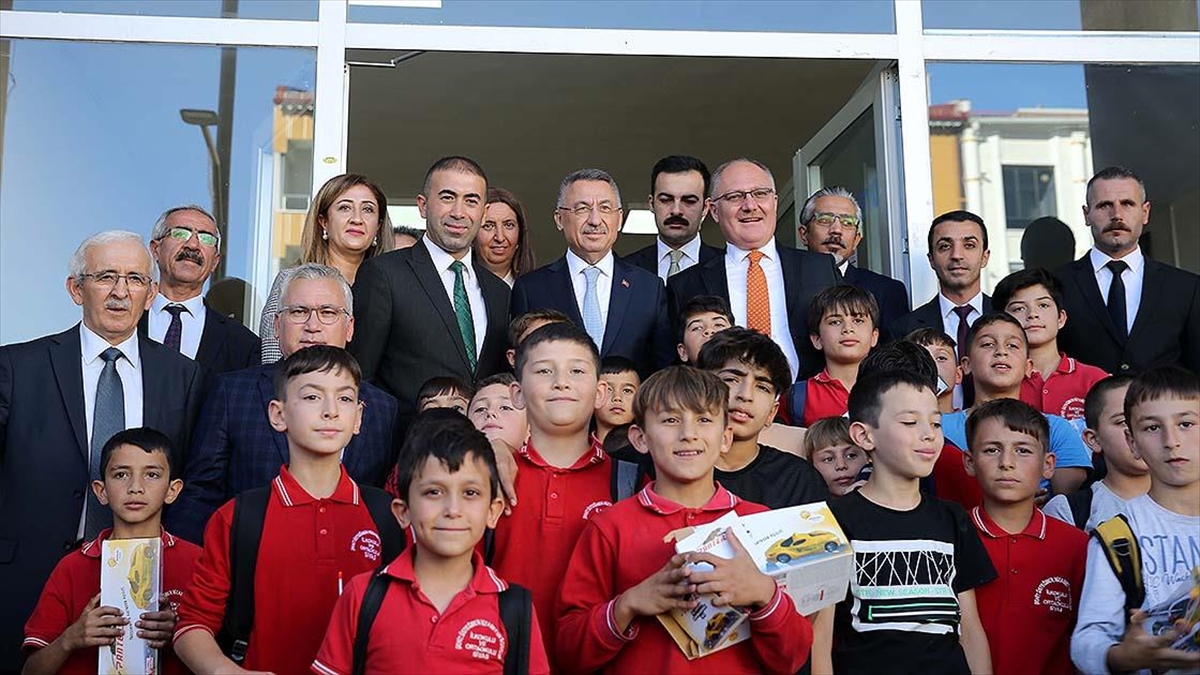 Cumhurbaşkanı Yardımcısı Oktay, Sivas’ta Alibaba Cemevi’ni ziyaret etti