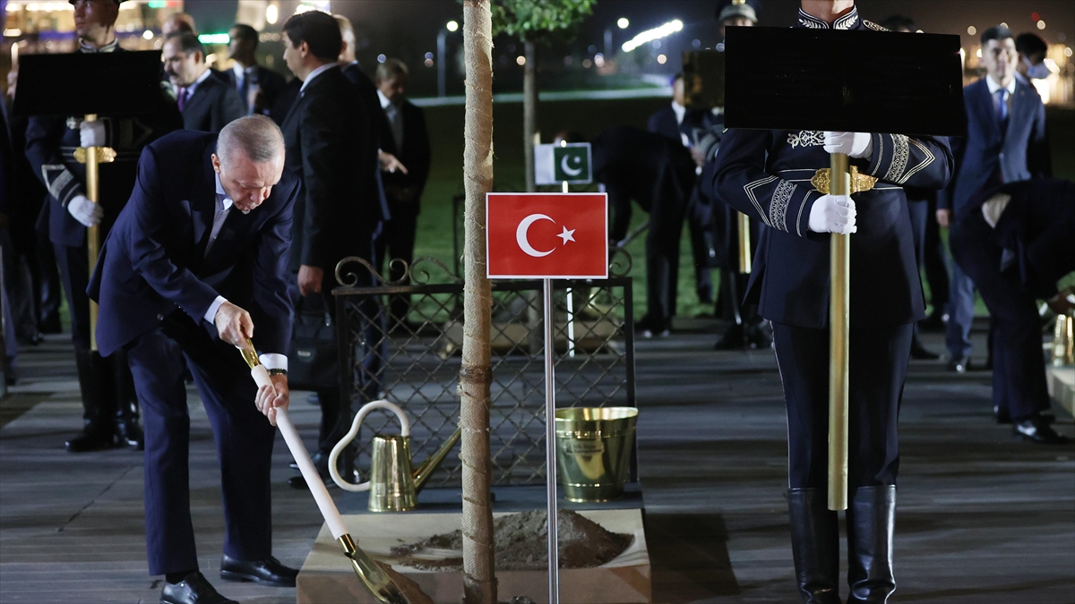 Cumhurbaşkanı Erdoğan, ŞİÖ Zirvesi’ne katılan liderlerle ağaç dikme törenine katıldı
