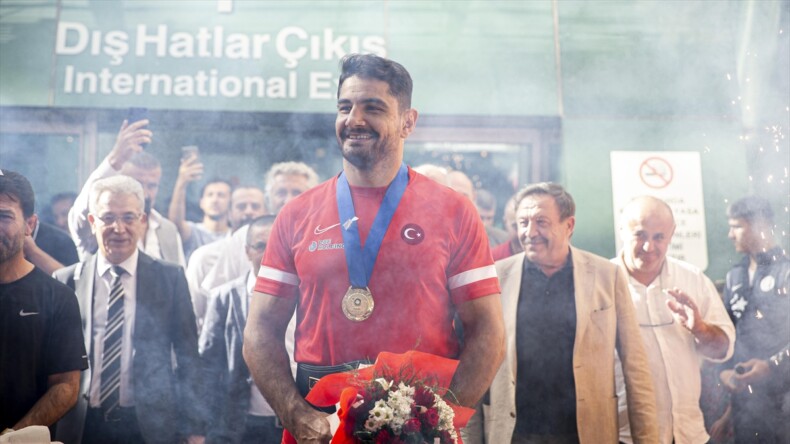 Sırbistan’da 3. kez dünya şampiyonu olan Taha Akgül, Ankara’da çiçeklerle karşılandı