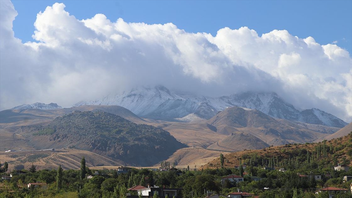 Erciyes Dağı’na kar yağdı