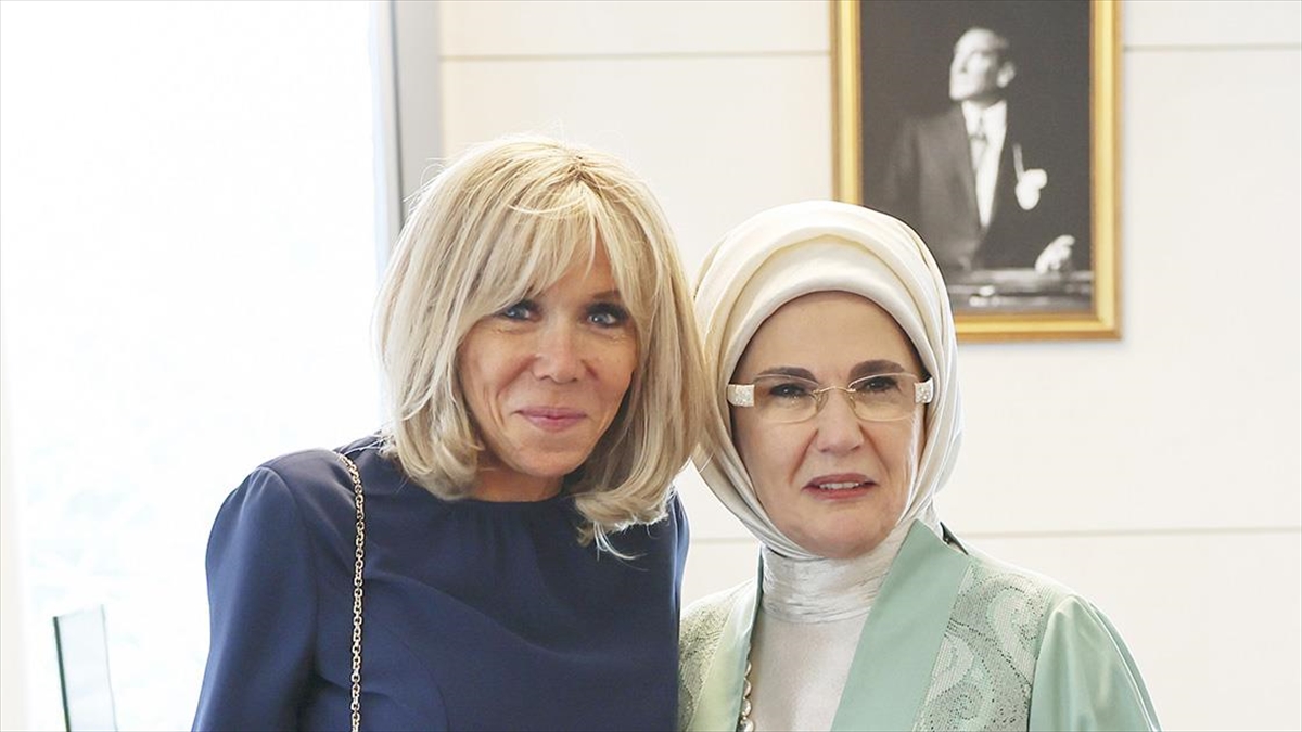 Emine Erdoğan, Fransa Cumhurbaşkanı Macron’un eşi Brigitte Macron ile görüştü
