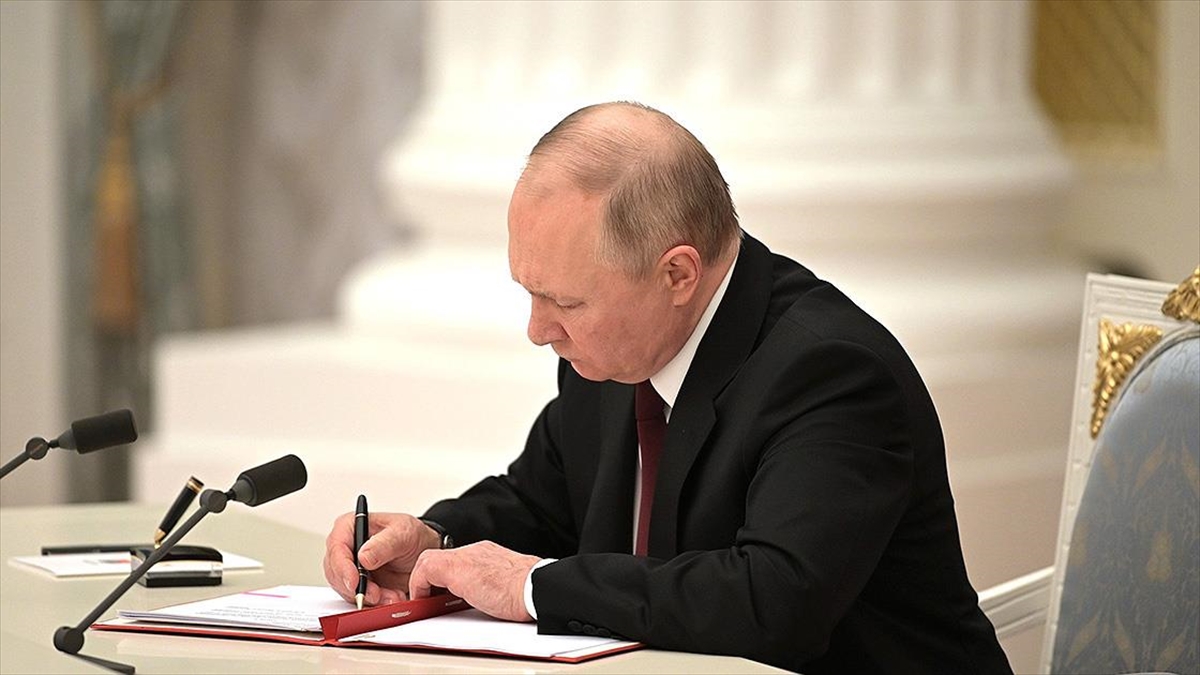 AA-20220924-28981092-28981091-PUTIN_RUSYADA_SEFERBERLIKTEN_KACMANIN_CEZASINI_ARTIRAN_KARARNAMEYI_IMZALADI