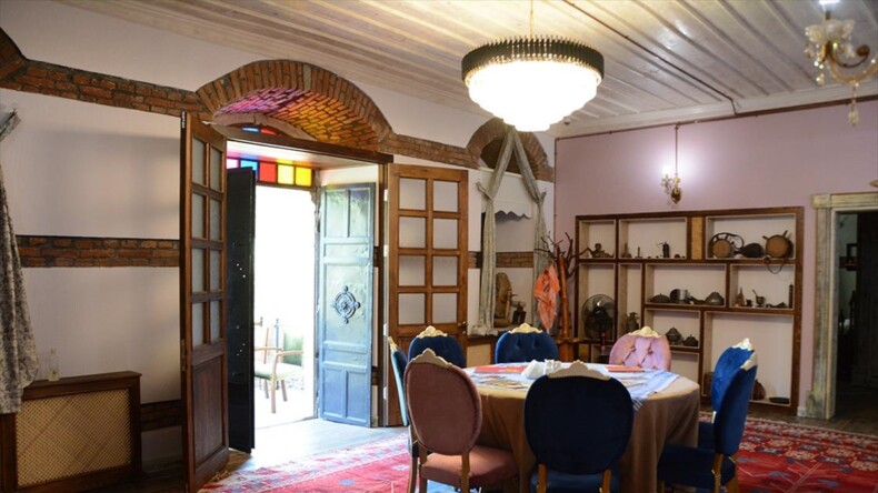 Sındırgı’nın 170 yıllık askeri binasındaki müze otel eski eşyalarıyla nostalji yaşatıyor