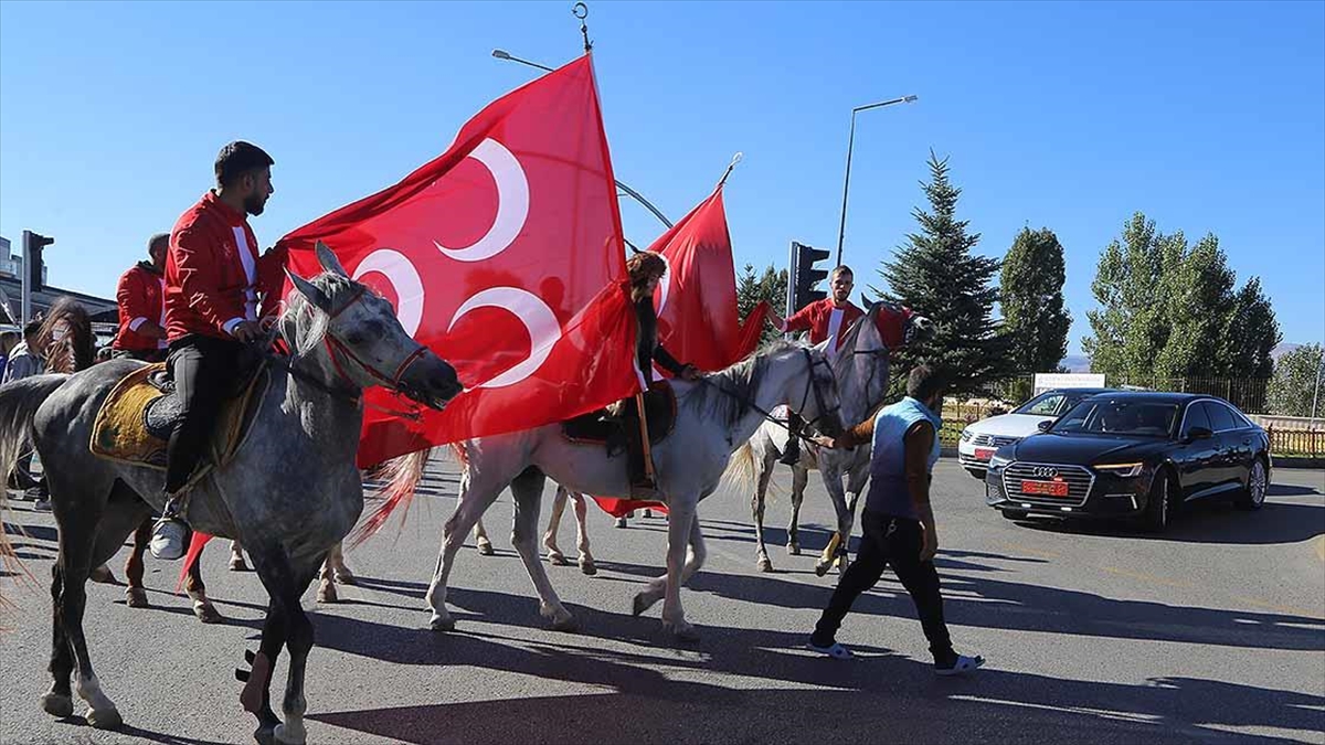 MHP Genel Başkanı Bahçeli’yi Erzurum’da atlı ciritçiler karşıladı