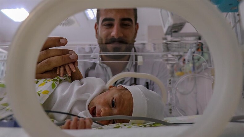 Prematüre doğduğu hastanede aynı durumdaki bebeklerin hayata tutunması için çalışıyor