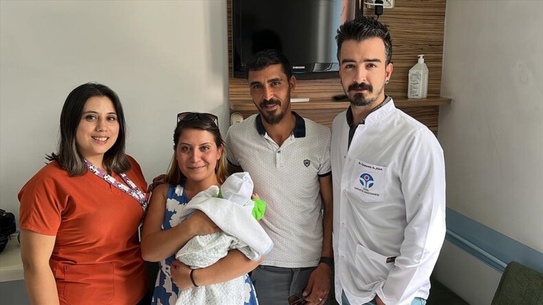 Isparta’da 830 gram doğan bebeklerini 91 gün sonra kucaklarına aldılar