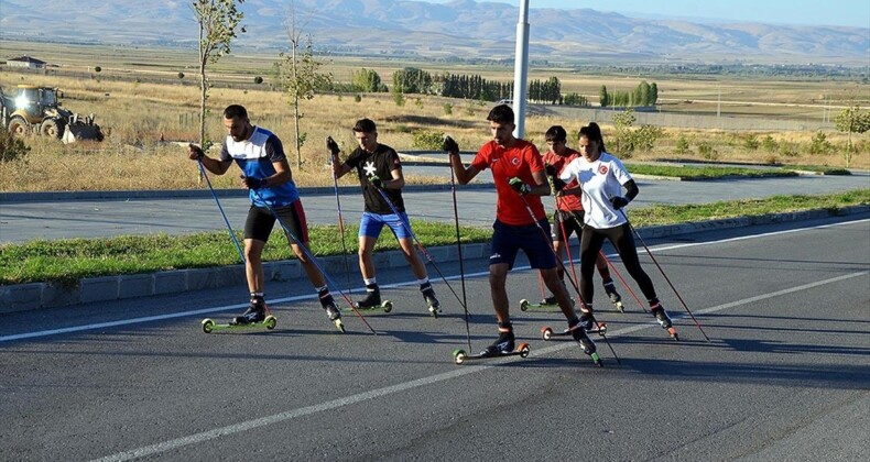 Muş’ta kayaklı koşu sporcuları asfaltta şampiyonalara hazırlanıyor