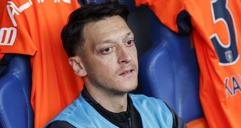 Medipol Başakşehirli futbolcu Mesut Özil ameliyat edildi