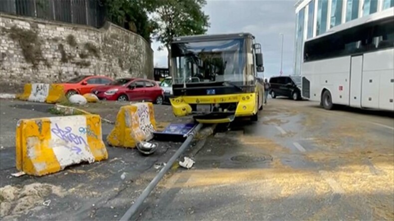 Beyoğlu’nda yakıt dökülen yolda kayıp direğe çarpan İETT otobüsünde hasar oluştu