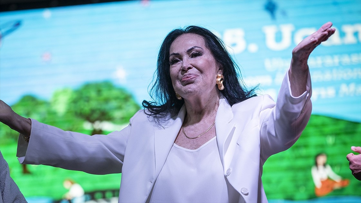 Türkan Şoray, “Türkan Şoray’ın Sonsuz Senfonisi”nde sahneye çıkıp şarkı söyledi