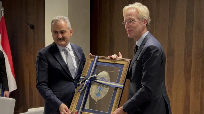 Milli Eğitim Bakanı Özer, Hollanda’da mevkidaşı Dijkgraaf ile görüştü