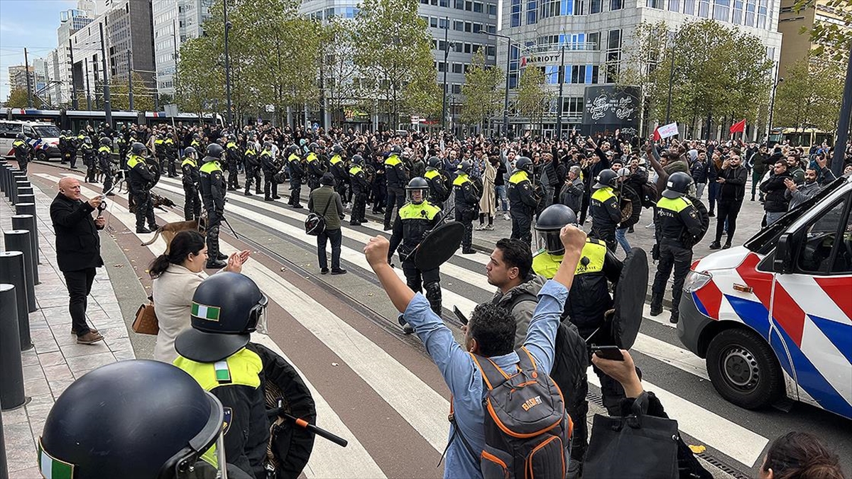 Hollanda’da ırkçı PEGIDA hareketinin Kur’an-ı Kerim yakma eylemi başlamadan bitti