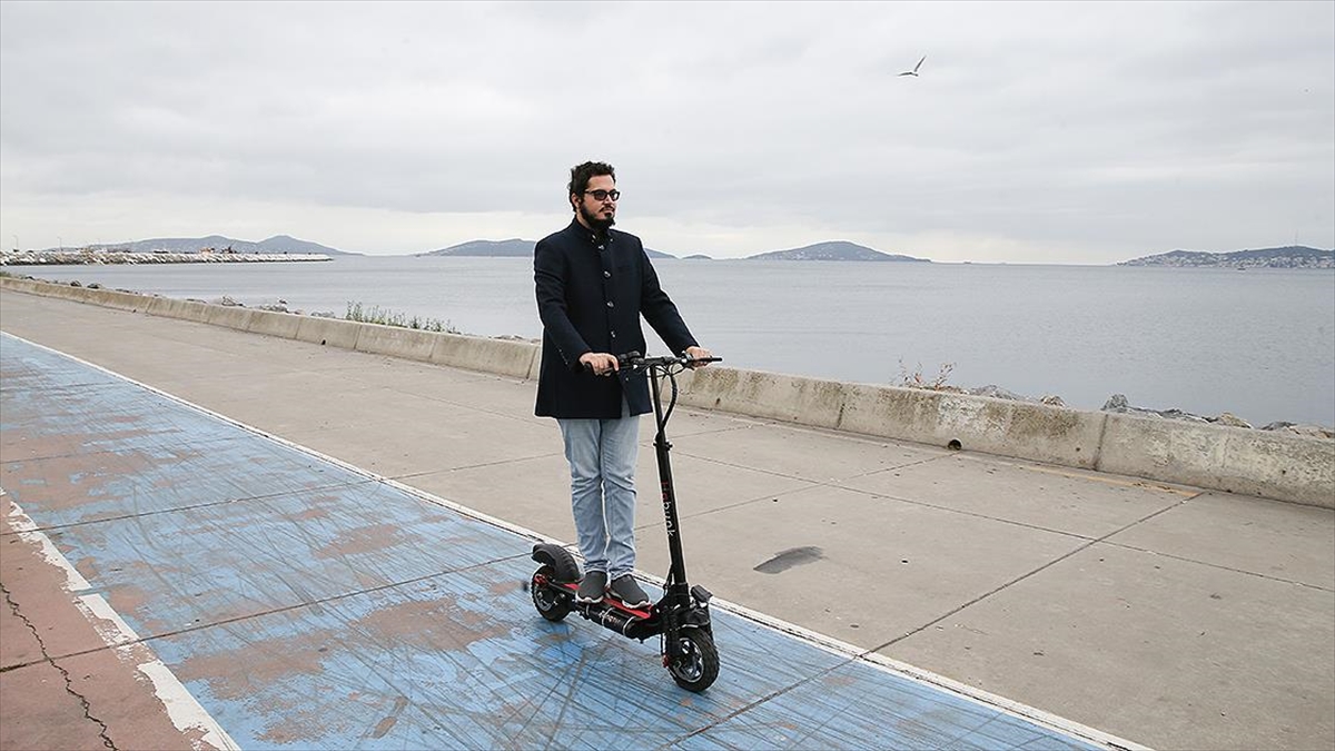 AA-20221023-29228285-29228284-GENC_GIRISIMCILER_5_DAKIKADA_SARJ_OLABILEN_HIDROJENLI_SCOOTER_URETTI