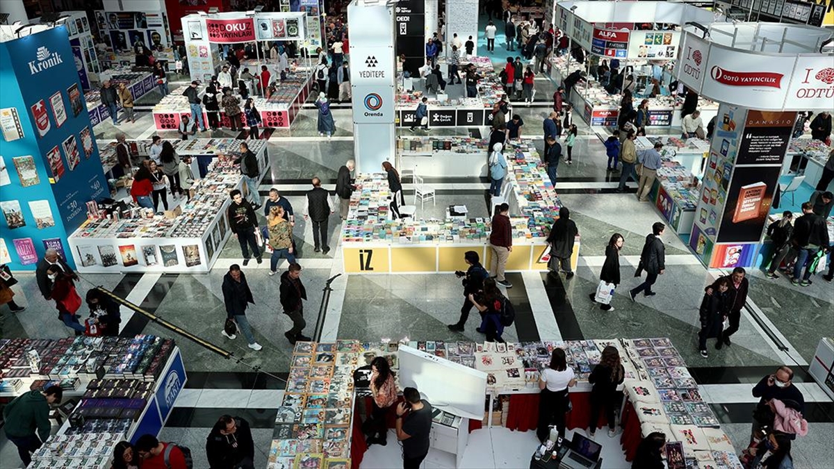 Ankara Kitap Fuarı’nda yazarlar okurlarıyla buluştu