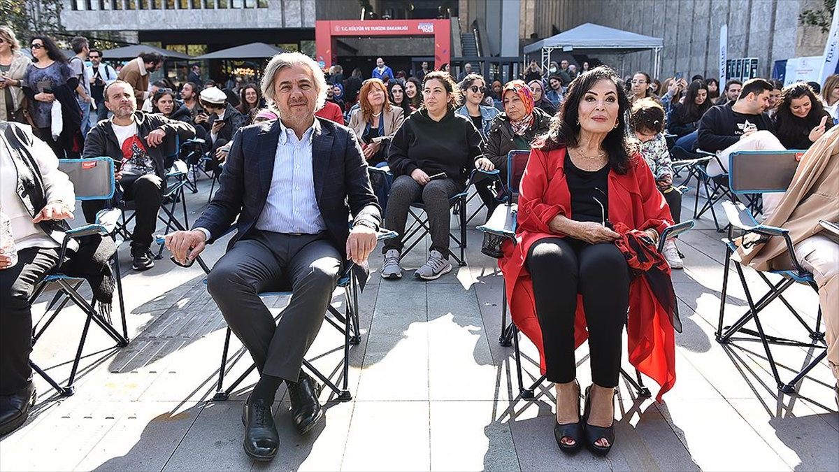 Türkan Şoray, hayranlarıyla “Selvi Boylum Al Yazmalım” filmini izledi
