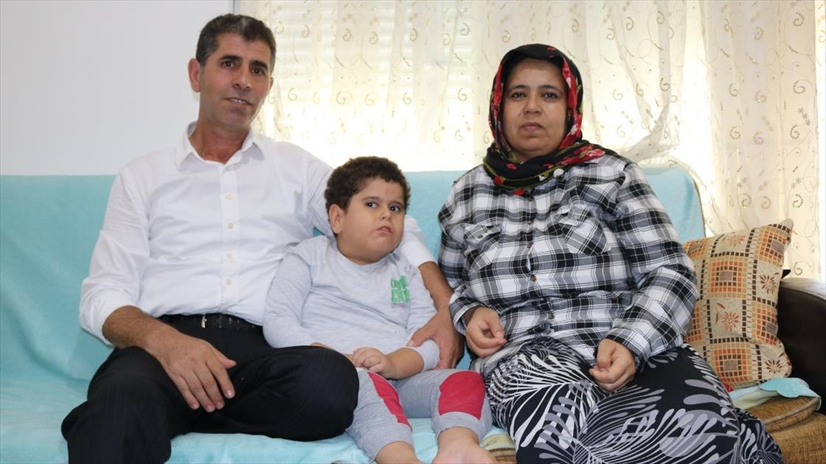 Serebral palsi hastası oğullarının “ilk adımını” atacağı günün hayalini kuruyorlar