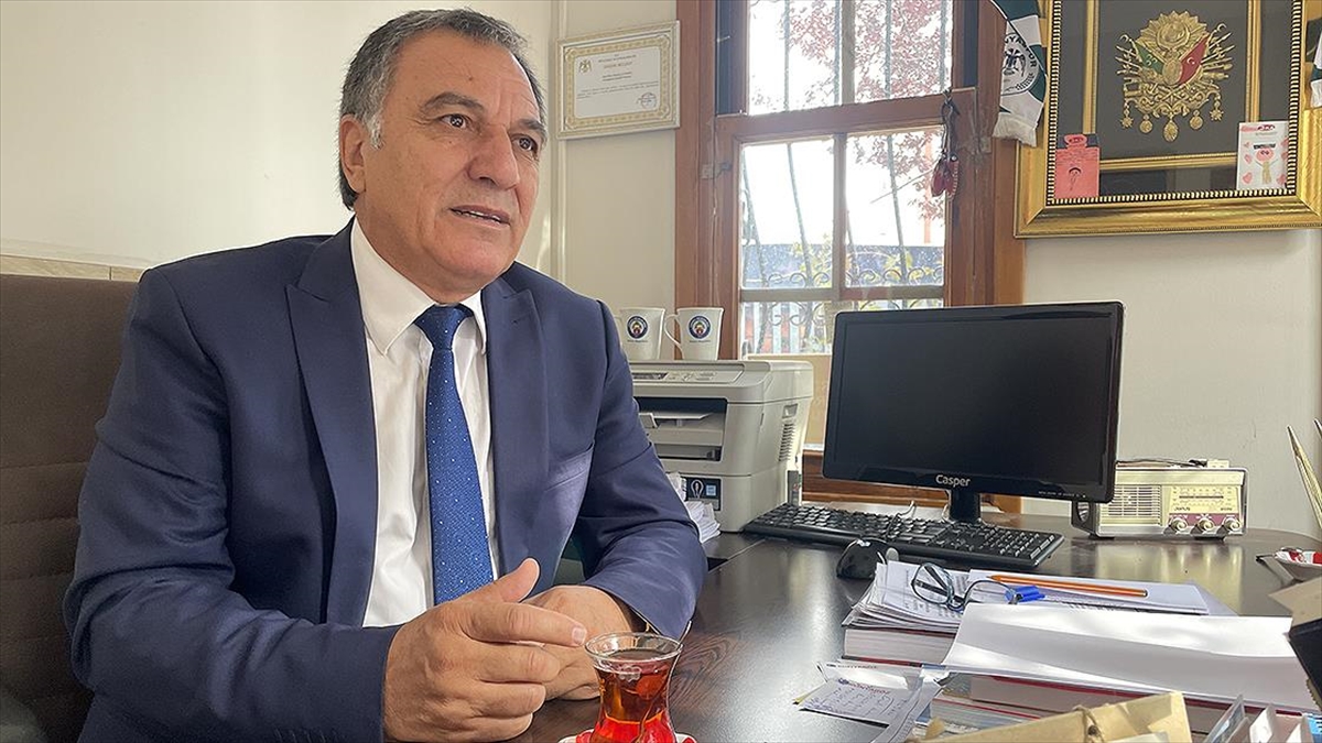 Mahallesiyle “adaş” olan muhtarın yaşadığı diyaloglar gülümsetiyor