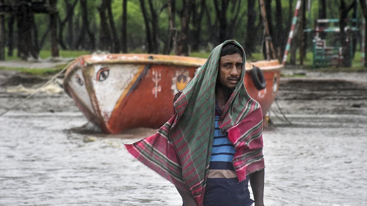 Bangladeş’te yüz binlerce kişi Sitrang Kasırgası nedeniyle tahliye edilecek