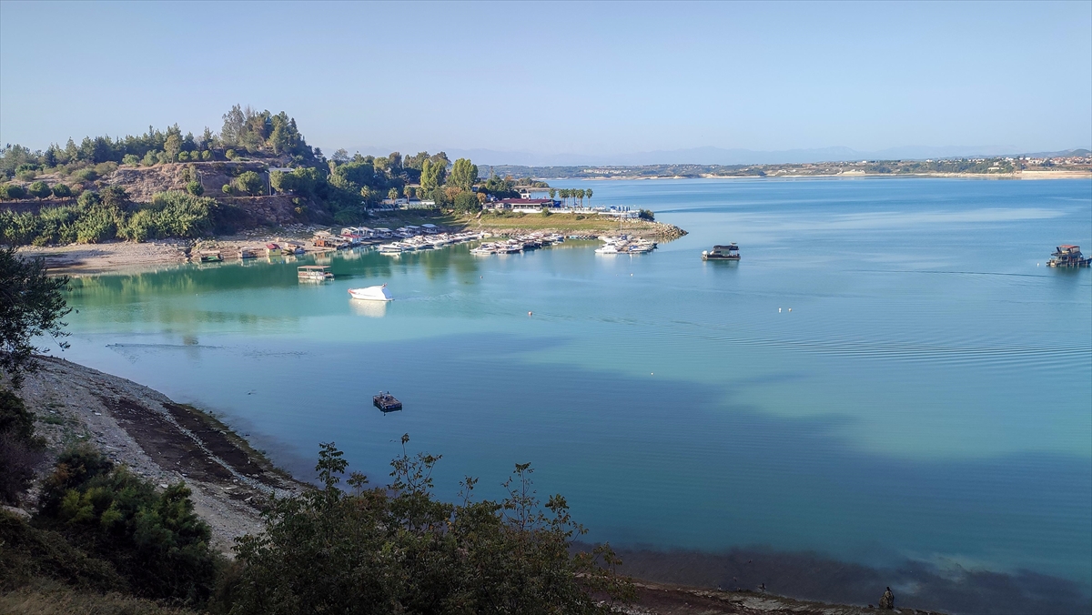 Seyhan Baraj Gölü’ndeki kaçak yapıların kıyıya çekilmesi işlemi tamamlandı