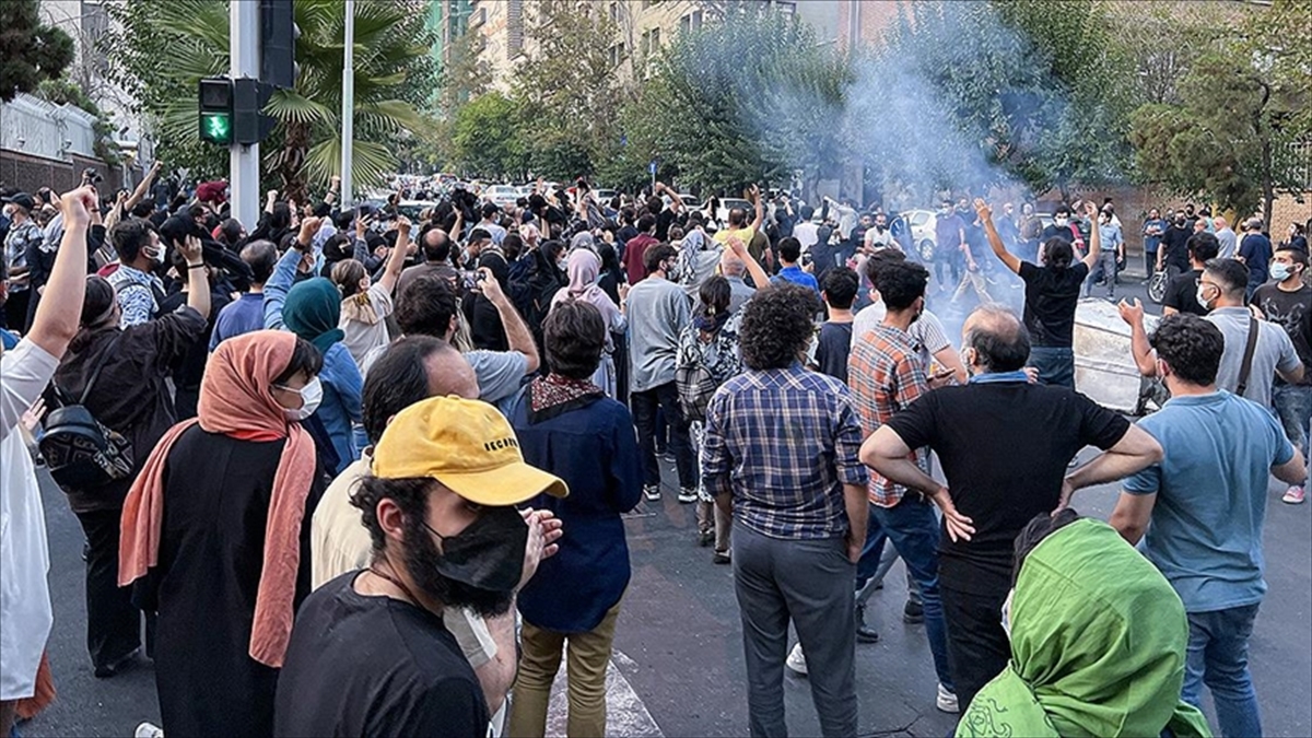 AA-20221026-29261129-29261128-TAHRANDA_MAHSA_EMINININ_OLUMUNUN_40_GUNUNDE_PROTESTOLAR_SURUYOR