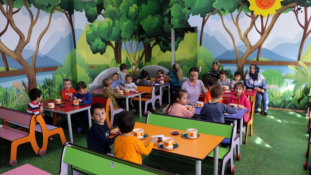 AA-20221029-29291540-29291539-EDIRNEDE_ANAOKULU_OGRENCILERININ_ARA_OGUNLERI_MESLEK_LISELILERDEN