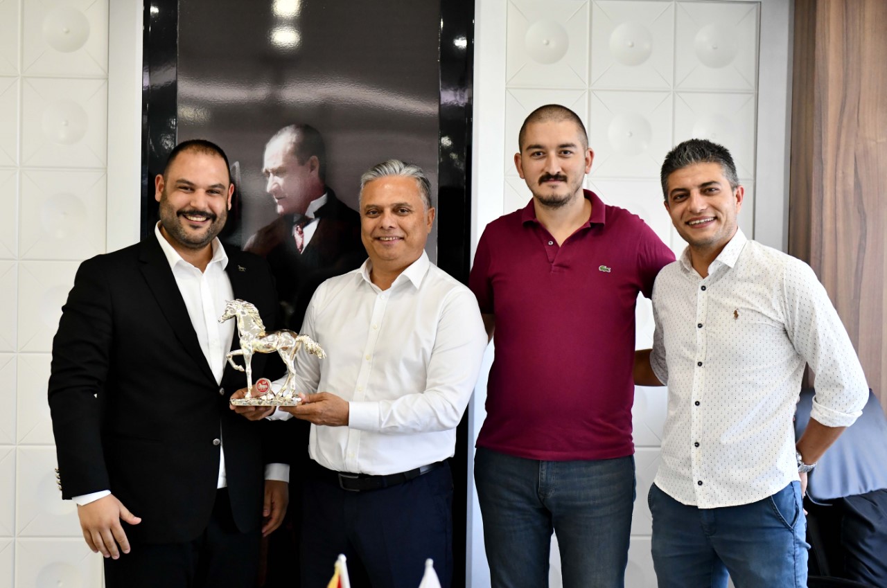 Başkan Uysal’a kırat hediye edildi
