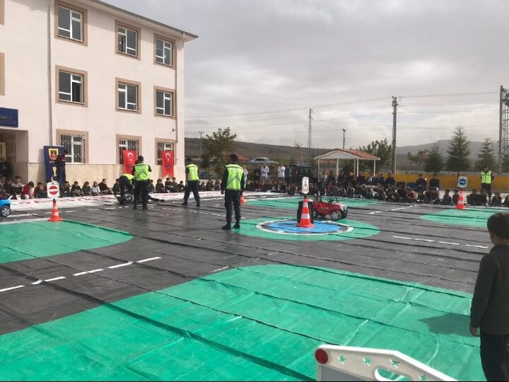 Trafikte Okul Jandarma El Ele ve Trafik Dedektifleri Projesi Kapsamında Öğrencilere Trafik Eğitimi