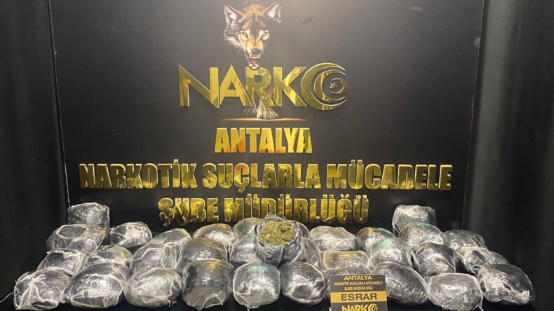 ŞÜPHELİ ARAÇTA 12 KİLO ESRAR ELE GEÇİRİLDİ