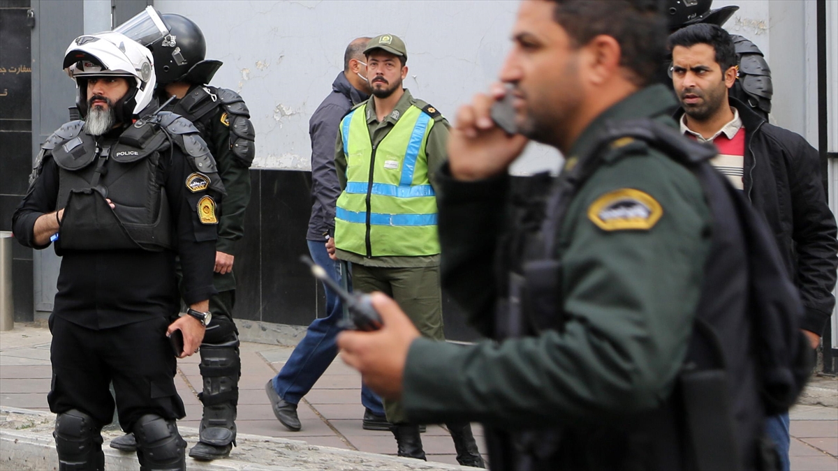 AA-20221103-29340366-29340365-IRANIN_KEREC_KENTINDEKI_GOSTERILERDE_EMNIYET_GUCLERINE_SALDIRI_DUZENLENDI