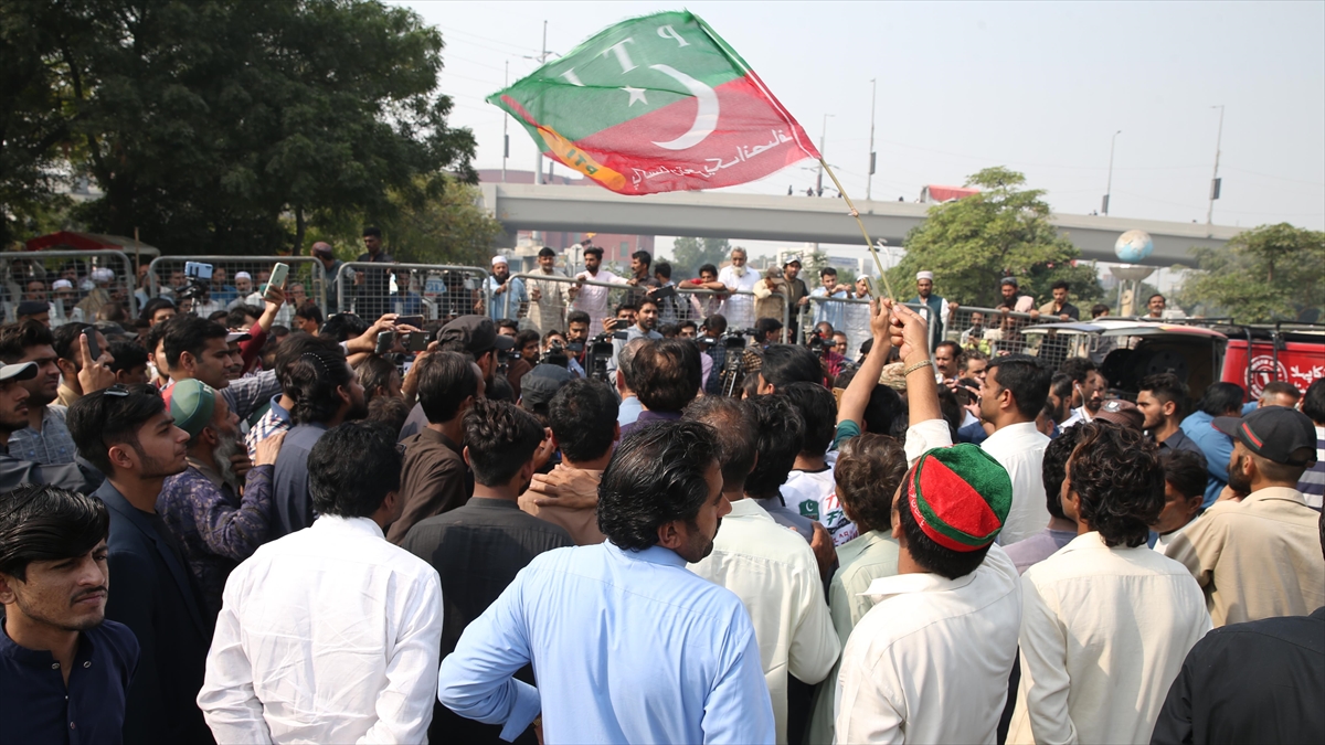 AA-20221104-29347622-29347621-PAKISTANDA_IMRAN_HANIN_PARTISI_ULKE_GENELINDE_PROTESTO_KARARI_ALDI