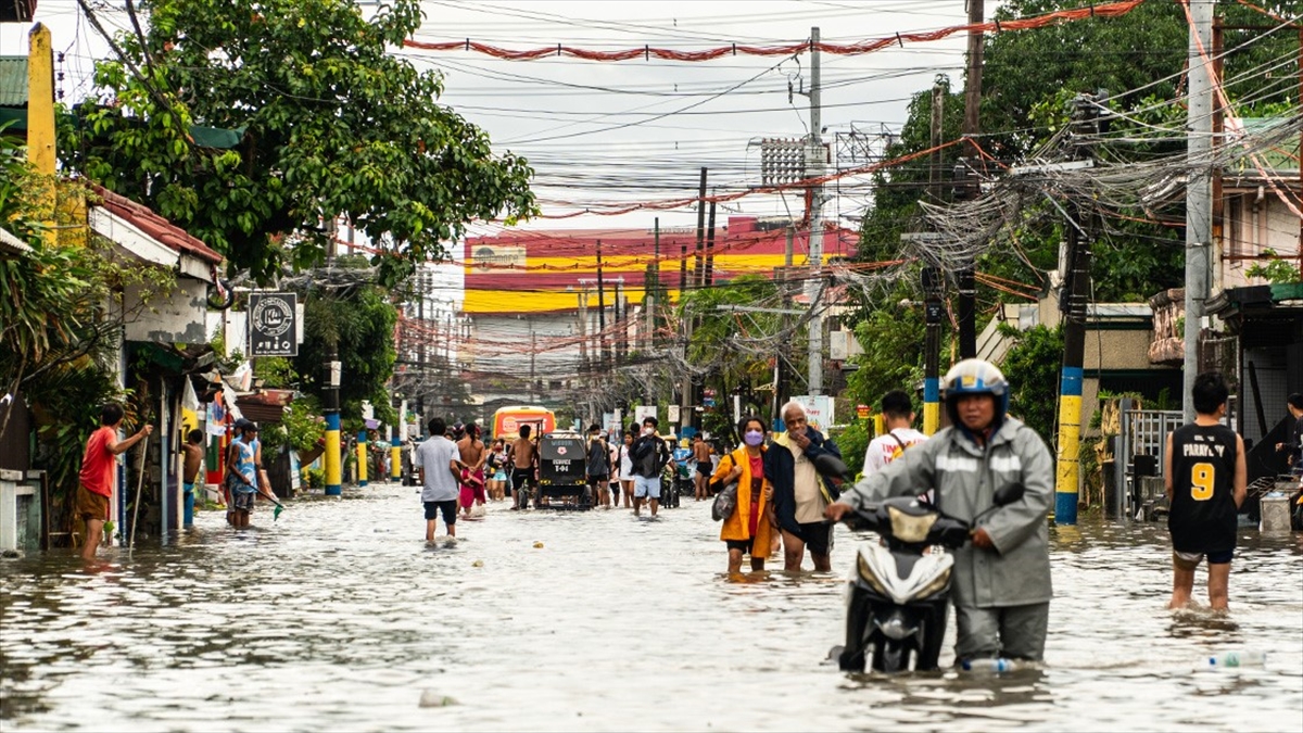 AA-20221105-29356109-29356108-FILIPINLERDE_SIDDETLI_YAGISLARIN_YOL_ACTIGI_AFETLERDE_OLENLERIN_SAYISI_155E_CIKTI