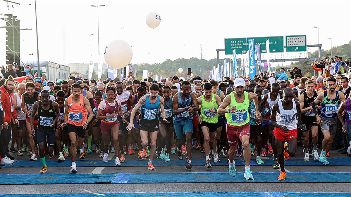 AA-20221106-29362378-29362377-44_ISTANBUL_MARATONU_BASLADI