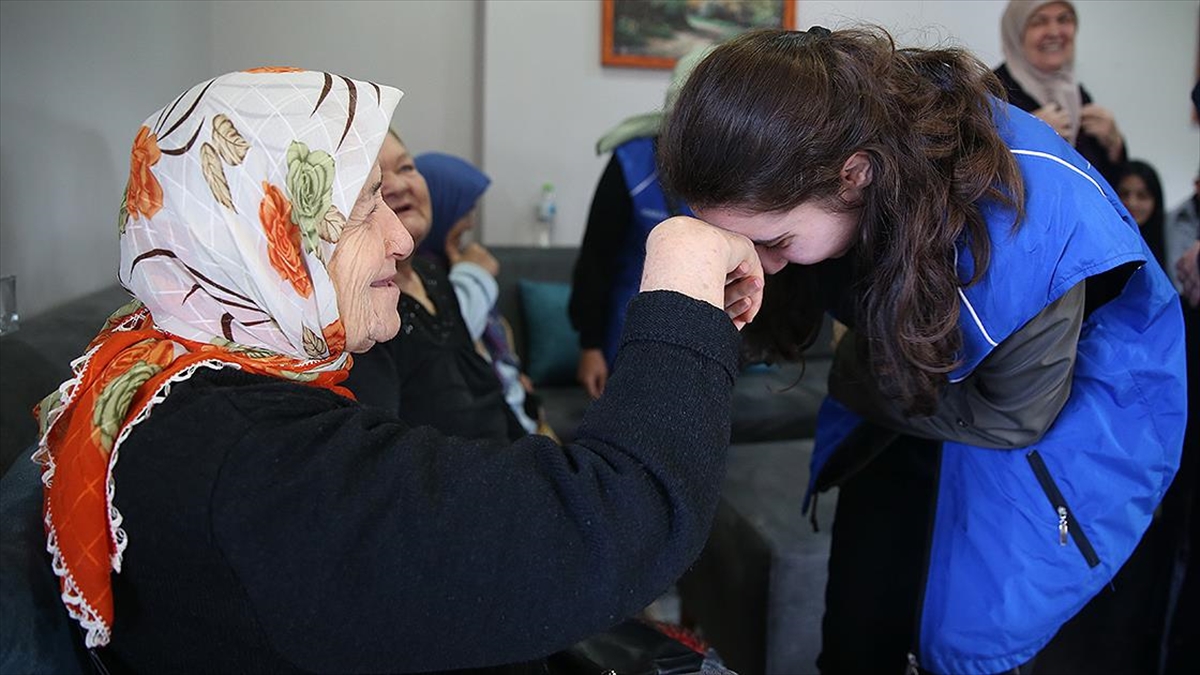 AA-20221106-29364735-29364733-GONULLU_GENCLER_HUZUREVI_SAKINLERININ_YUREGINE_DOKUNUYOR (1)