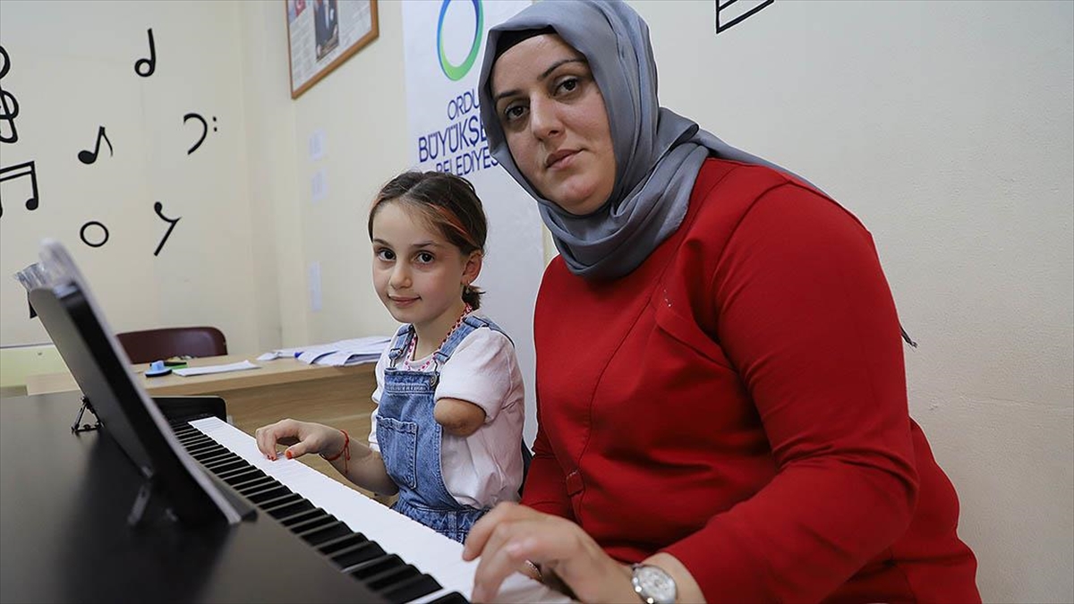 AA-20221106-29366008-29366007-PIYANO_KURSUNDA_TEK_KOLU_OLMAYAN_COCUGUN_EN_BUYUK_DESTEKCISI_ANNESI_OLDU