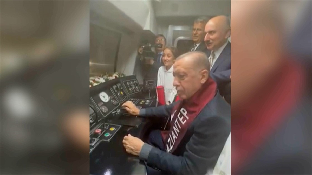 AA-20221106-29369244-29369243-FAHRETTIN_ALTUN_CUMHURBASKANI_ERDOGANIN_GAZIRAYI_KULLANDIGI_GORUNTULERI_PAYLASTI