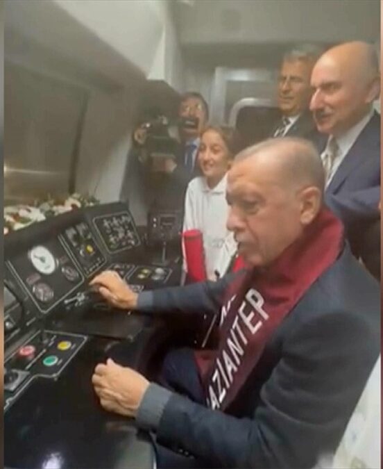 AA-20221106-29369244-29369243-FAHRETTIN_ALTUN_CUMHURBASKANI_ERDOGANIN_GAZIRAYI_KULLANDIGI_GORUNTULERI_PAYLASTI